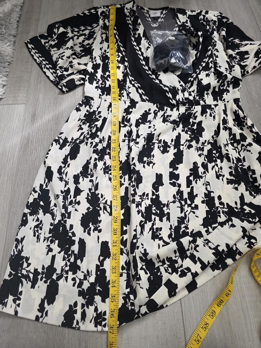 Cabi Black & White Floral V-Neck Dress Size Medium 3/4 sleeve - Picture 12 of 15